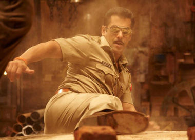 Salman makes crew groove on ‘Hud hud dabangg’